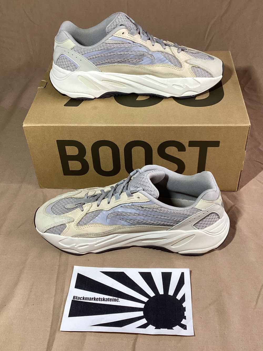 Adidas Yeezy Boost 700 V2 Cream GY7924 Men's Size 10.5 - Picture 2 of 9